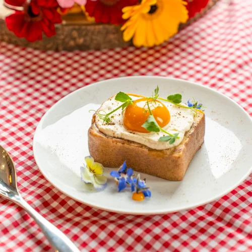 Mise en scène du toast de pâques sur une nappe à carreaux en vu plongée