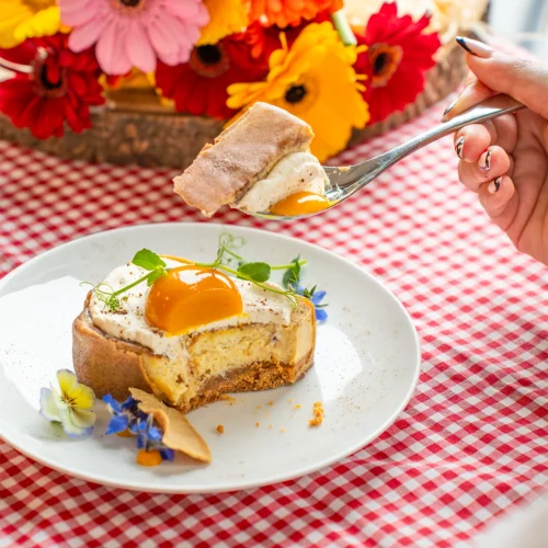 Mise en scène du toast de pâques sur une nappe à carreaux coupé par une cuillère
