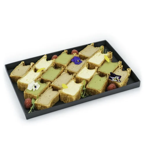 Plateau de flans pistache noisette vanille - 16 pièces sur fond blanc