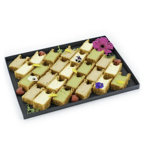 Plateau de flans pistache noisette vanille - 25 pièces sur fond blanc