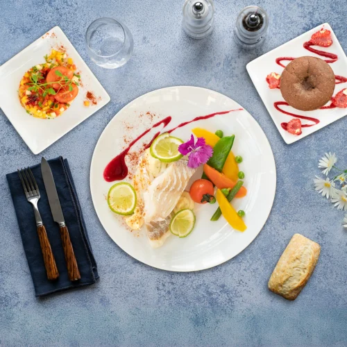 Plateaux repas Allemagne 2006, tartare de légumes du soleil, dos de cabillaud sauce gingembre, mi-cuît framboise.