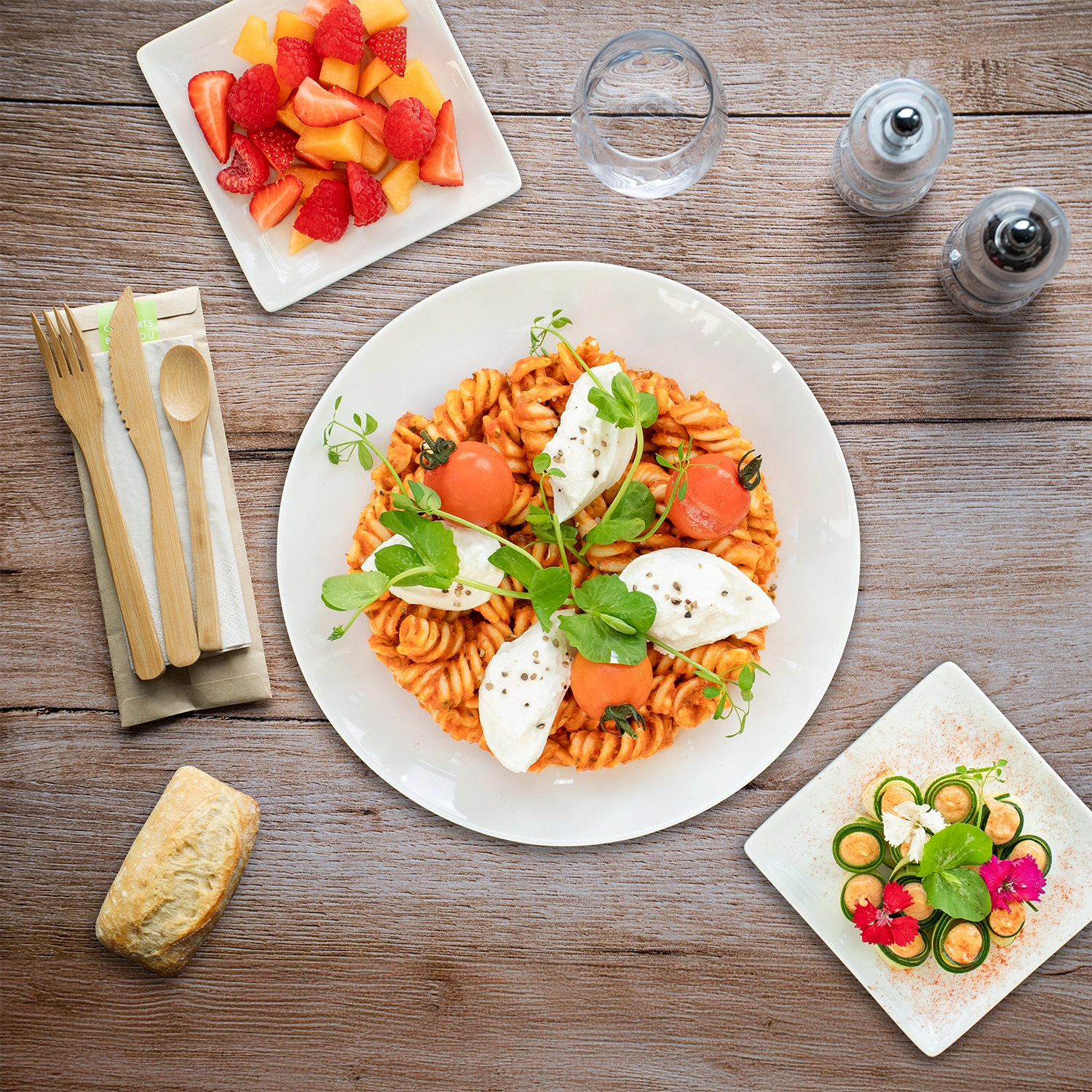 Plateau repas Argentine 1978, Courgettes à l'orientale, pasta au pesto rosso, salade de melon, fraises et framboises.