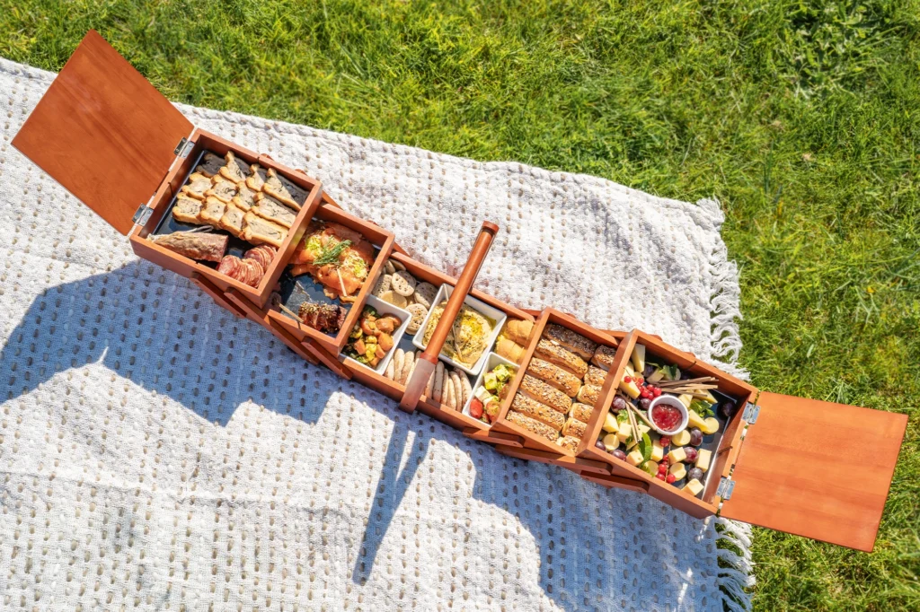 Boudoir à tapas sur un nappe par terre en extérieur. 