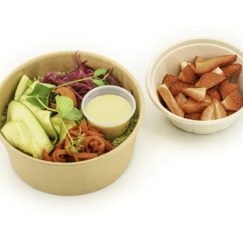 Buddha Bolw Oriental, Semoule aux herbes, courgettes aux épices, vinaigrette harissa, salade de fraises et menthe.
