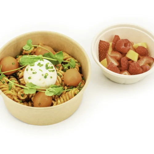 Buddha Bowl pasta capresse, pasta, tomates, burratina, pesto rosso, salade de melon, fraises et framboises.