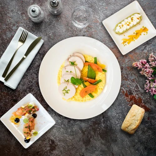Plateaux repas Maroc 2030, Tartare aux deux saumons, crème yuzu, ballotine de volaille aux asperges, risotto d'orge, moelleux pistache abricot.