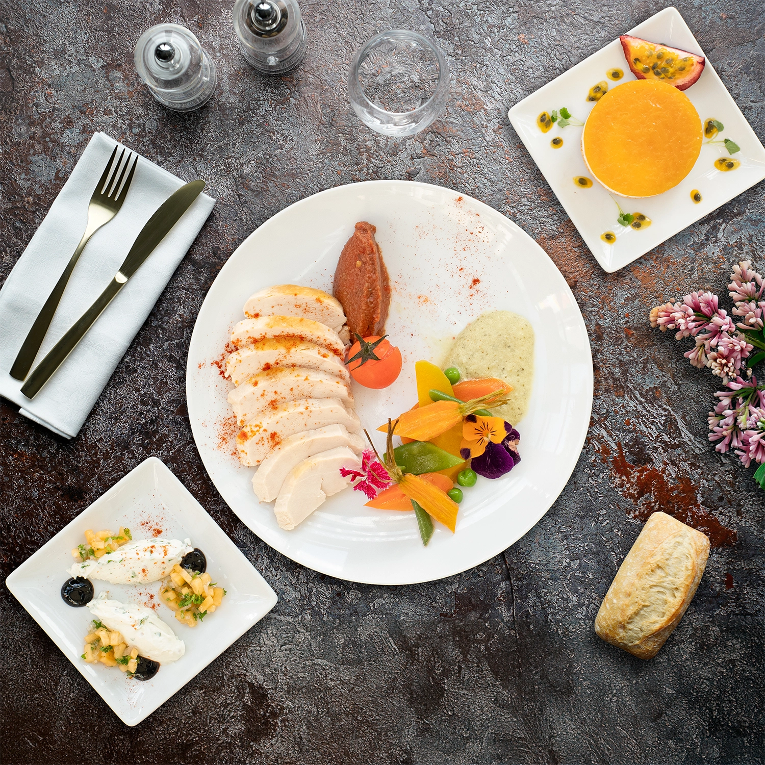 Plateau repas Etats-Unis 1994, Crème de chèvre frais, chutney de melon, filet de poulet, mayonnaise au pesto rosso, cheesecake coulis passion.