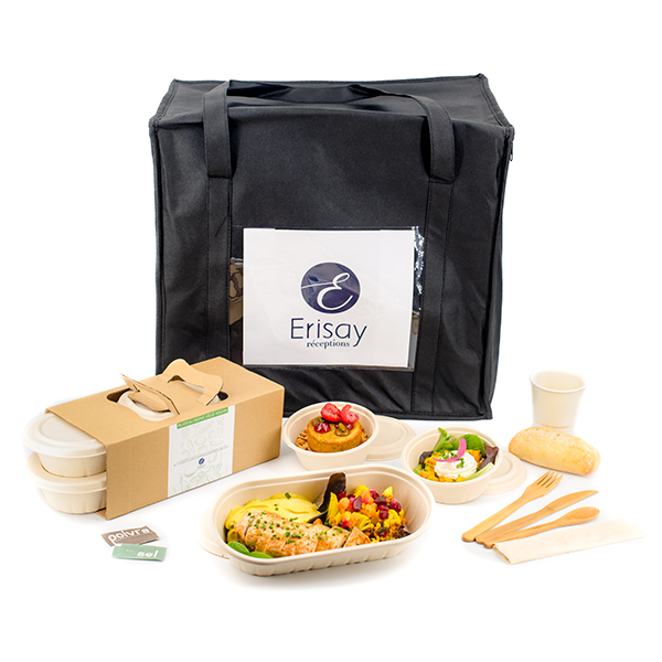 Plateaux repas et son sac isotherme derrière présenté sur fond blanc.