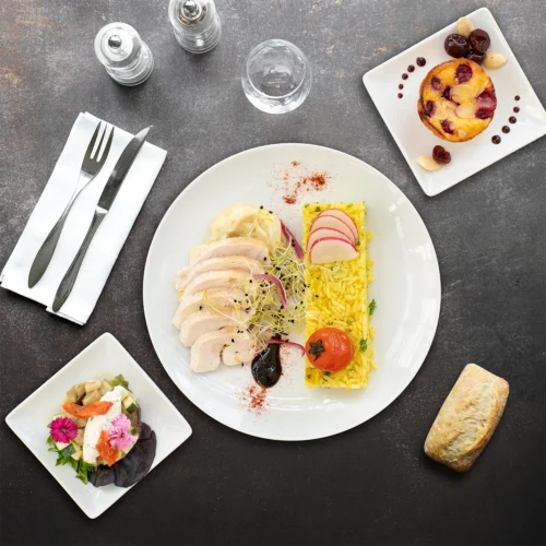 Plateau repas Suède 1958, Aubergine grillée, poulet mayonnaise, clafoutis cerise.