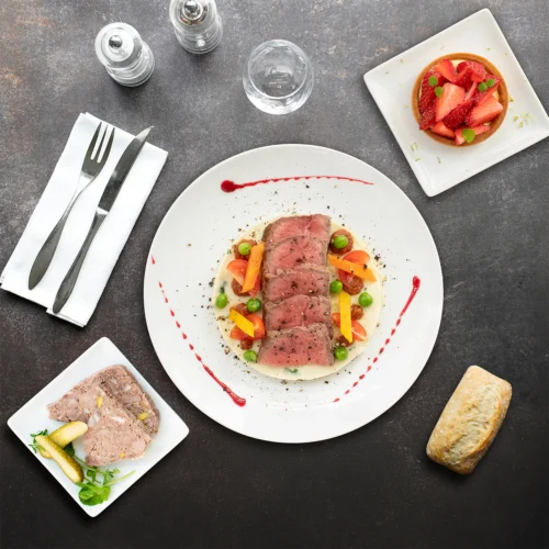 Plateau repas Suisse 1954, terrine de canard, pavé de bœuf, pesto rosso, tartelette fraise.