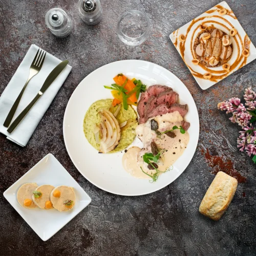 Plateaux repas Portugal 2030, Foie gras chutney de figues, filet de bœuf, sauce aux morilles, mousseline de petits pois, tourbillon à la noisette.