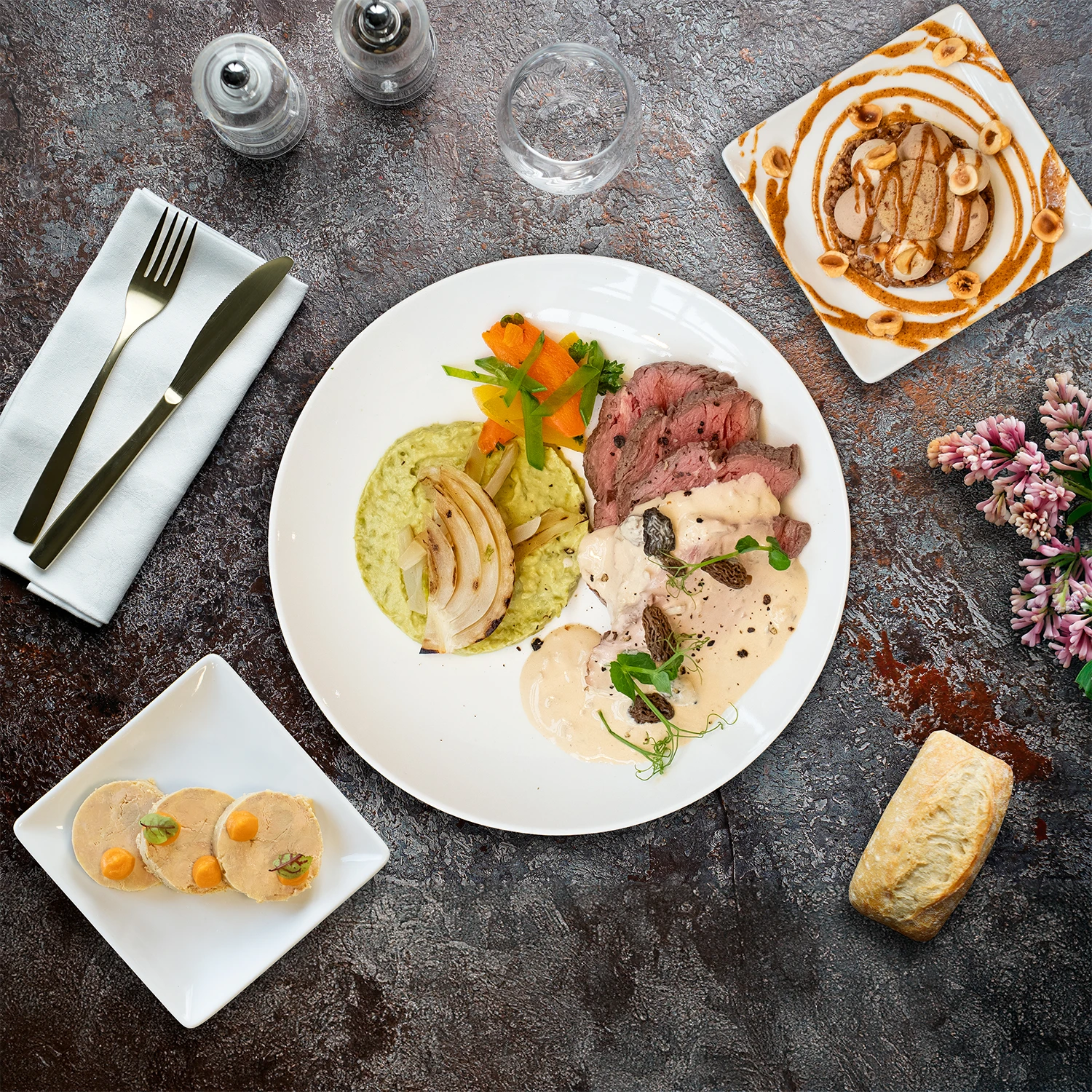 Plateaux repas Portugal 2030, Foie gras chutney de figues, filet de bœuf, sauce aux morilles, mousseline de petits pois, tourbillon à la noisette.