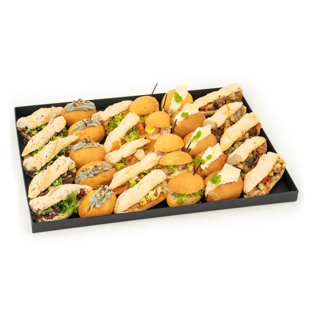 Plateau noir en carton rempli de finger food.