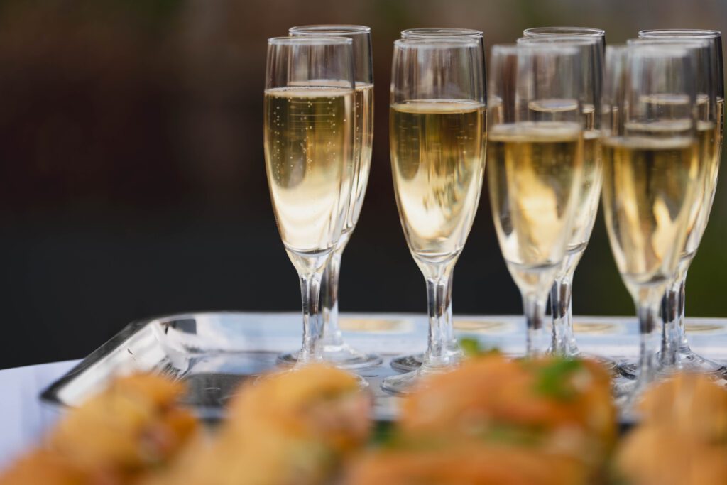 Plateau d'un maître d'hôtel avec des flûtes de champagne.