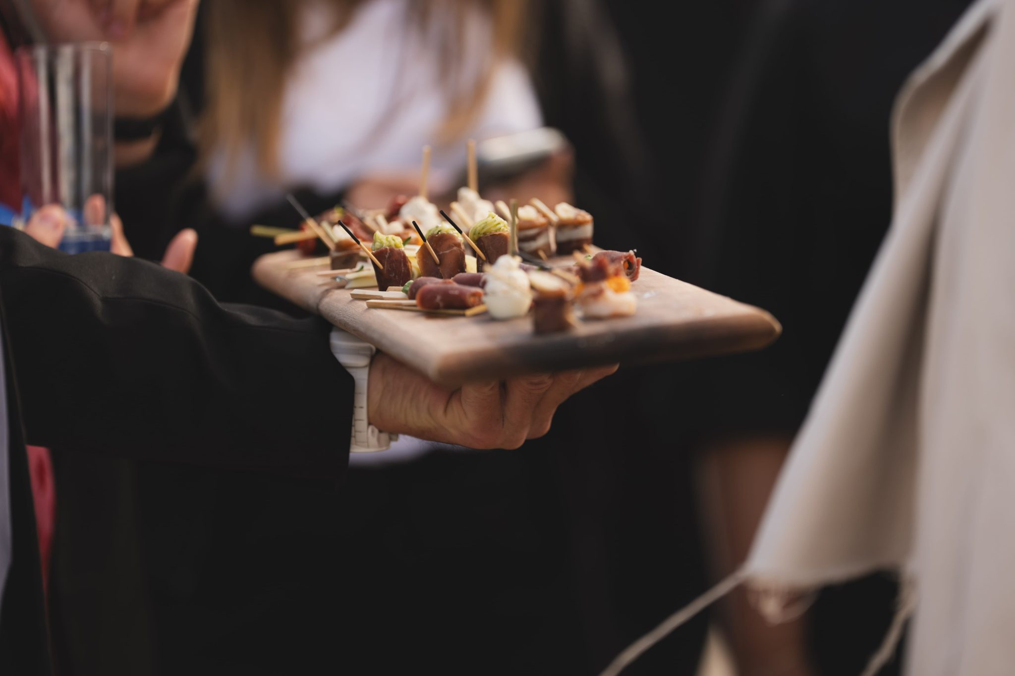 Planche en bois avec des pièces cocktails pendant une réception.