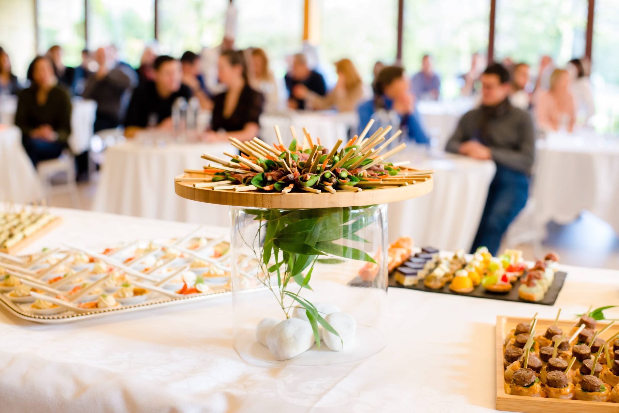 Plateaux de pièces cocktails avec au centre un socle en verre.