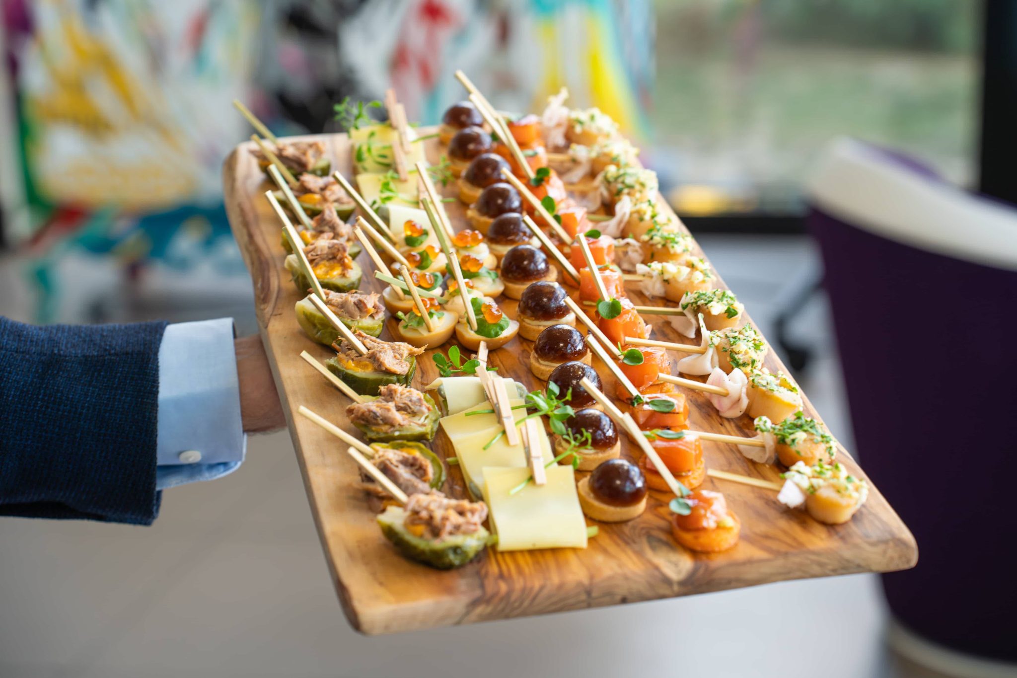 Plateaux de pièces cocktails tenu par un maître d'hotel.
