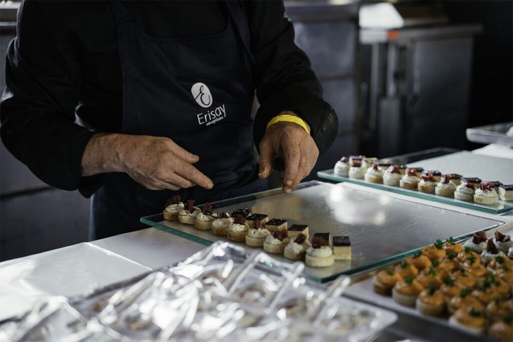 Cuisinier de la maison ERISAY Réceptions en train de mettre en place des pièces cocktails pour une réception.