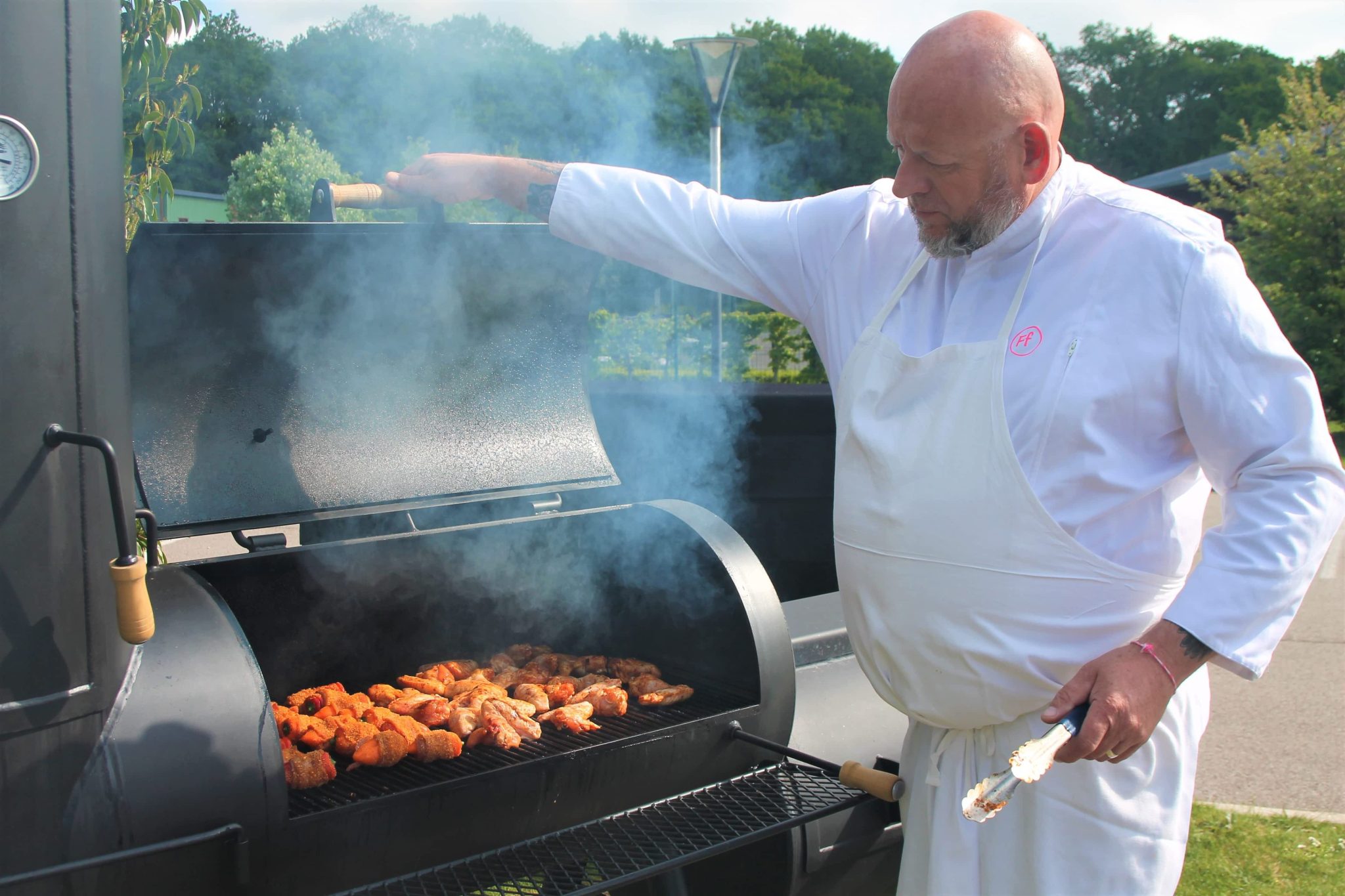 Chez Fabrice Fontaine en train de faire griller des wings avec un barbecue.
