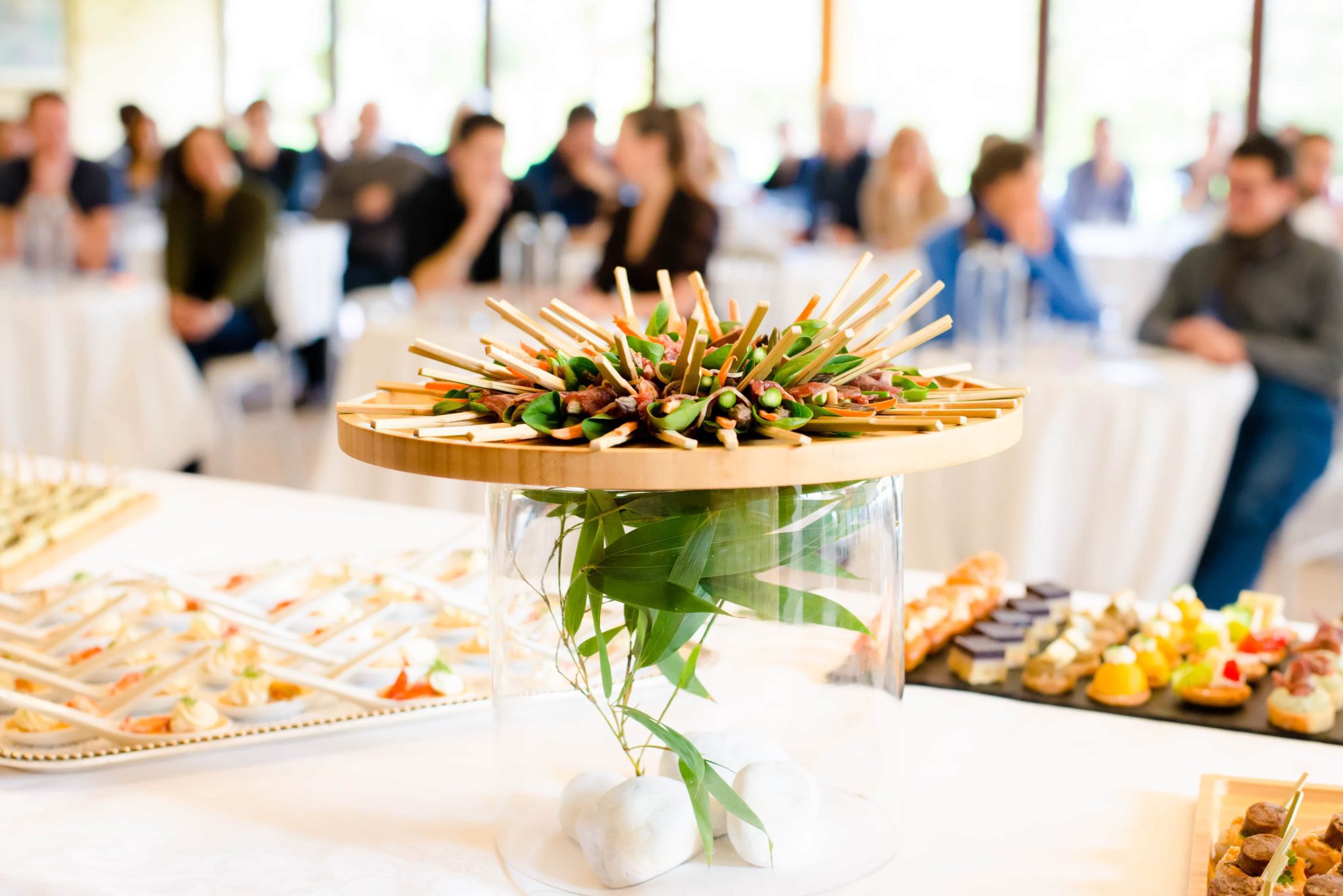 Buffet salé et sucré avec des personnes dans le fond.