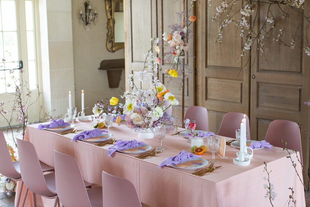 Table avec nappe rose pour un mariage.