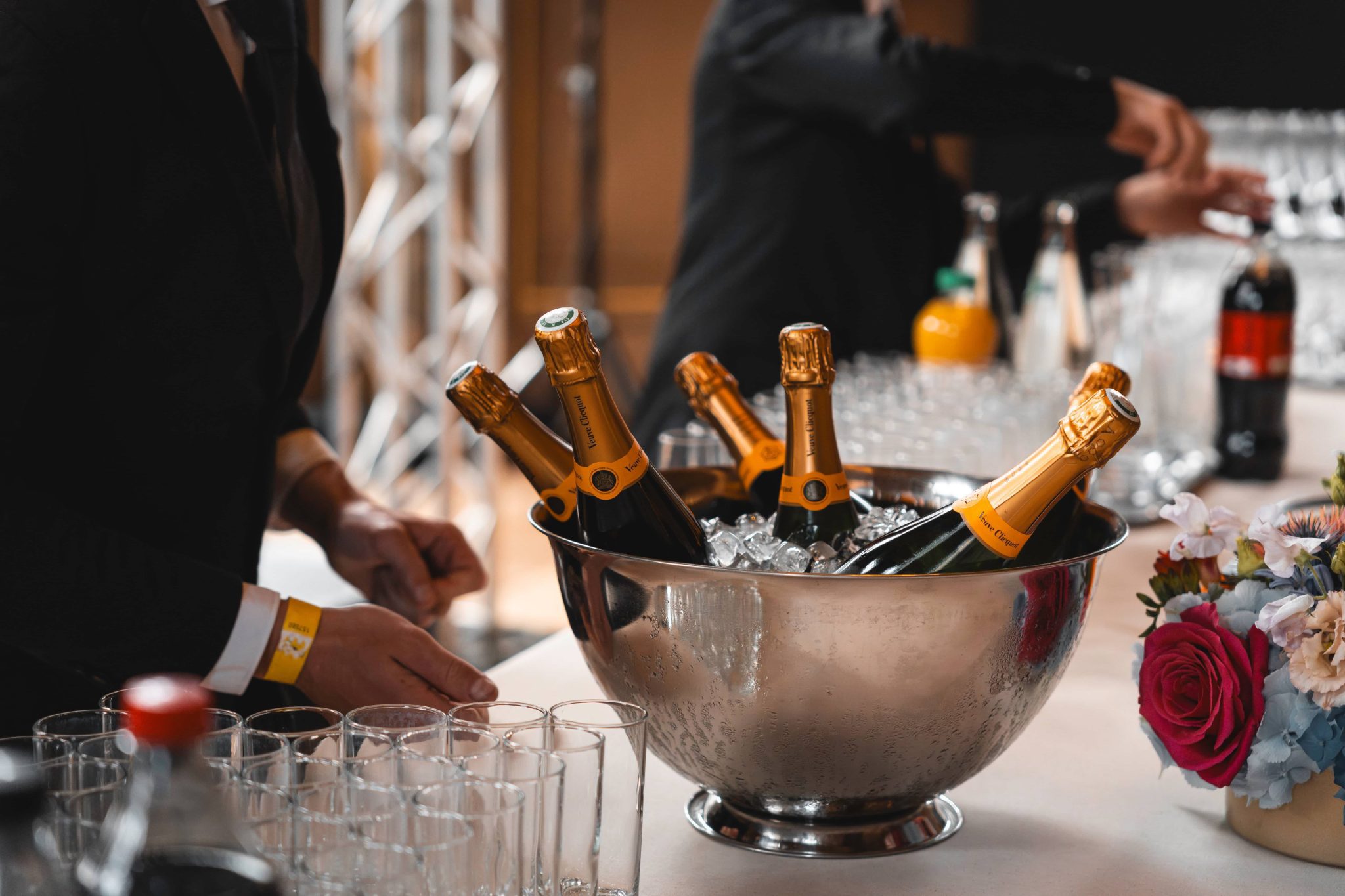 Seau à glace avec différentes bouteilles de champagnes à l'intérieur.
