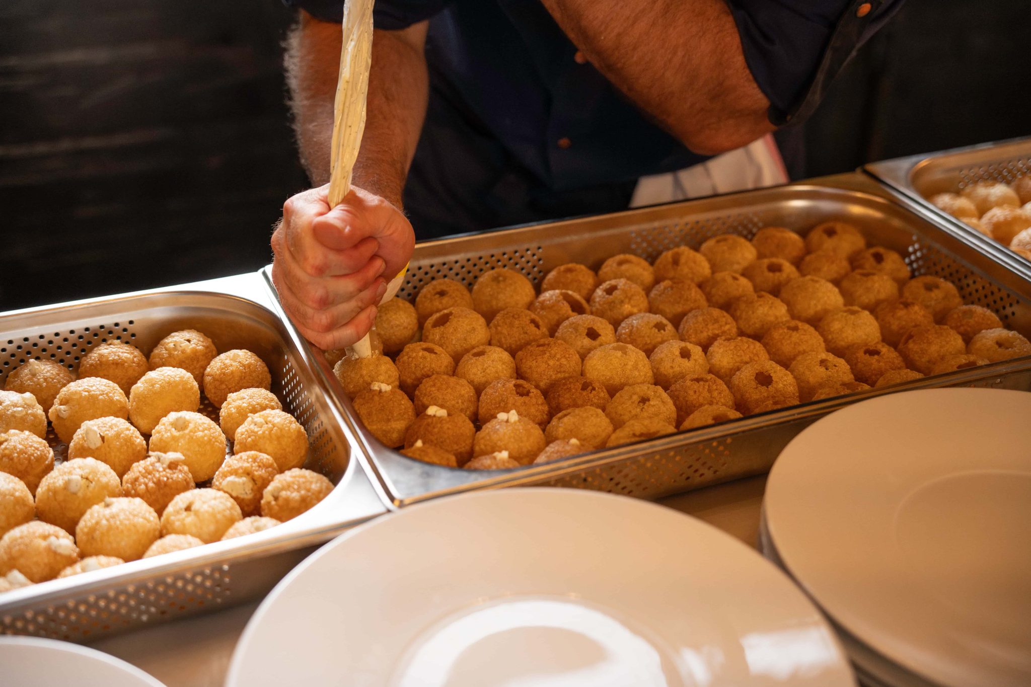 Fourrage des choux à la crème pendant une réception.