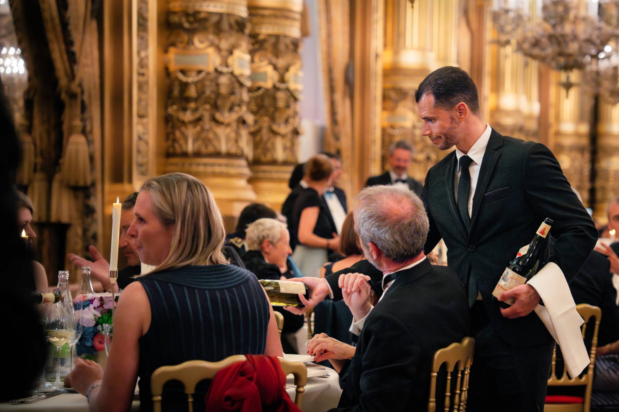 Service de vin blanc pendant une grosse réception.