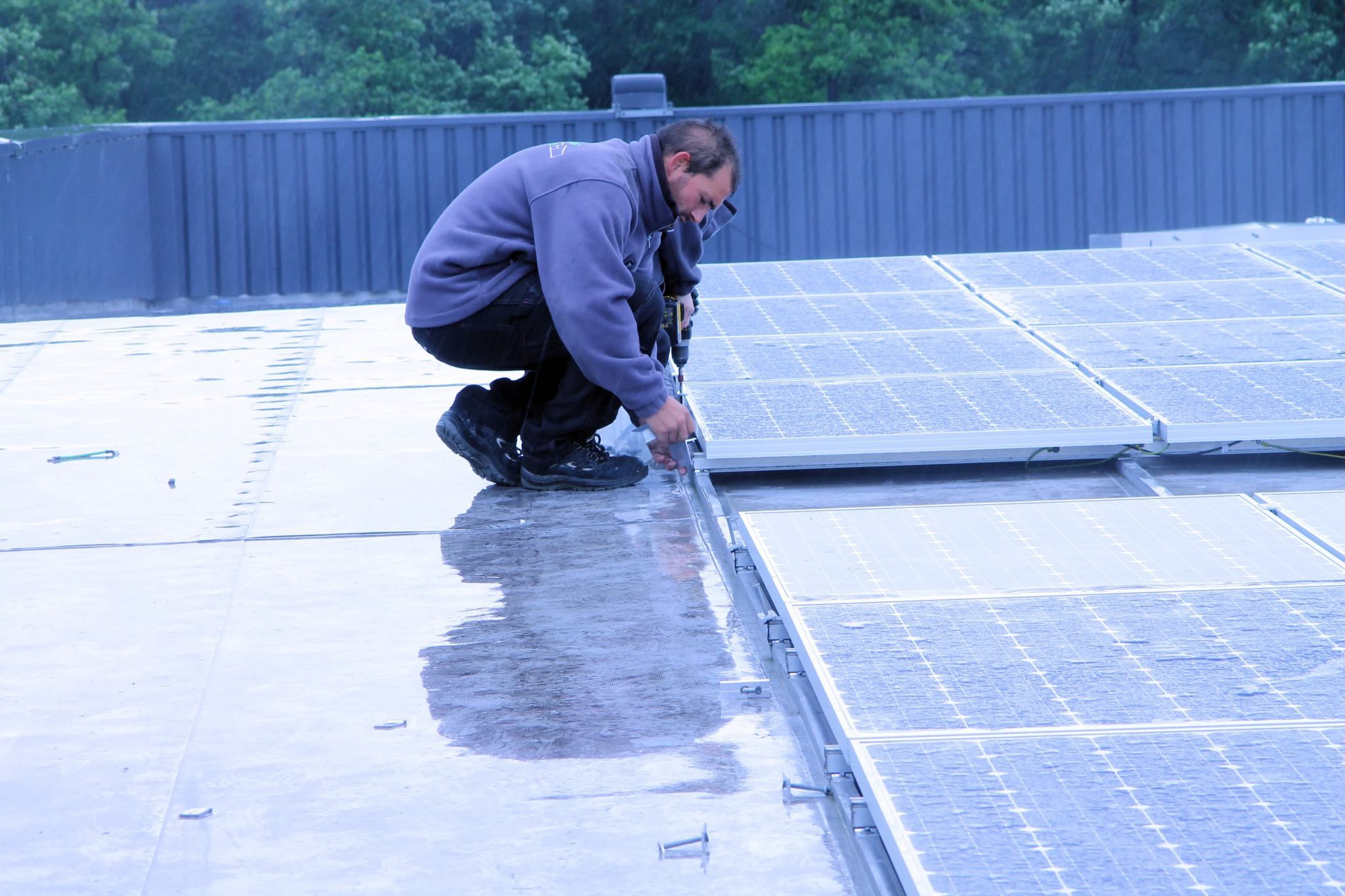 Installation des panneaux solaires sur le toit du siège d'Erisay Réceptions.