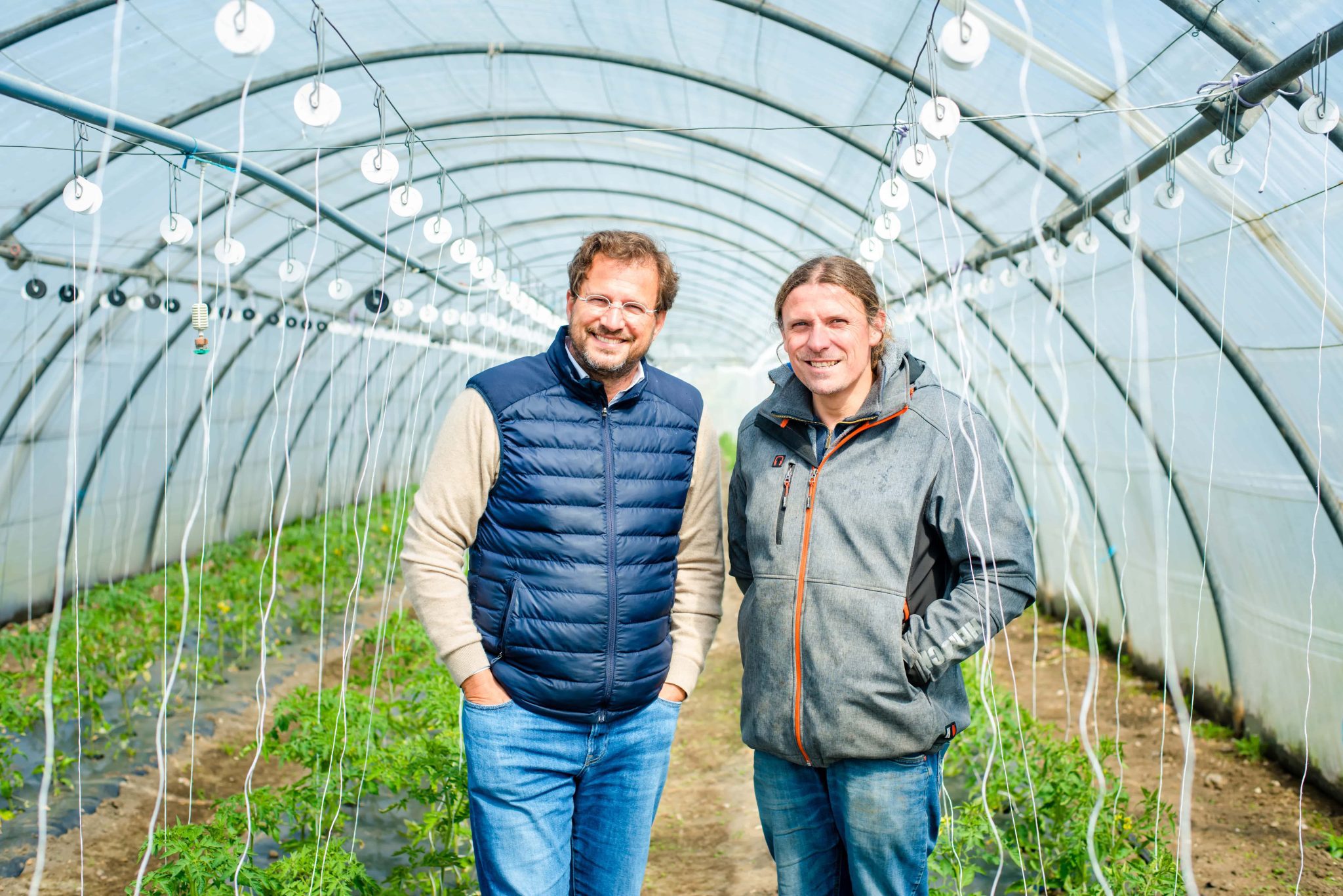 Deux agriculteur dans une serre.