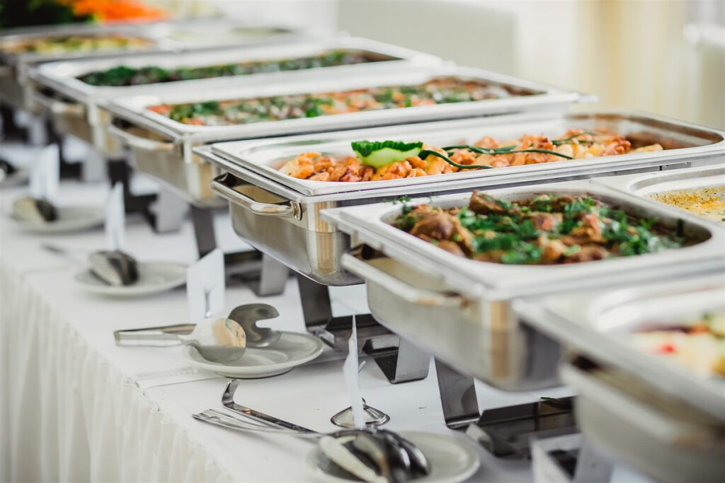 Buffet avec des plats chaud en métal présentés pour les invités.
